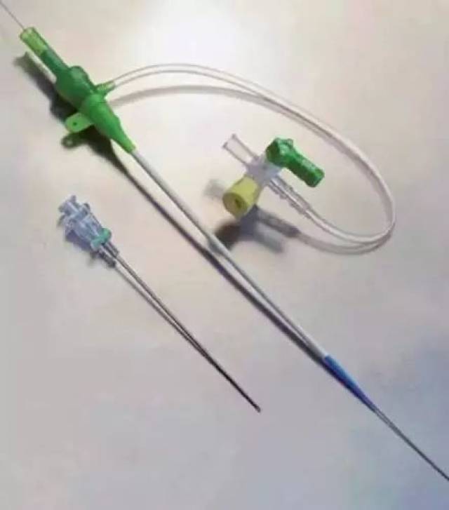 用来在穿刺血管建立通道的针和鞘管 2,放入导丝