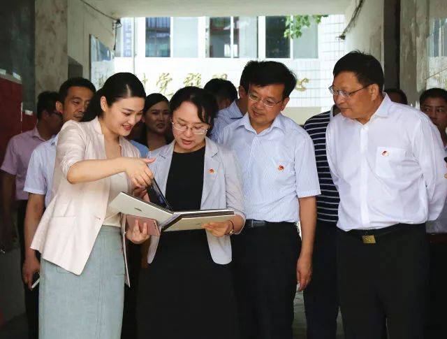 王艺向浉河区委副书记梁玉峰和当地乡,村负责人详细了解村两委换届