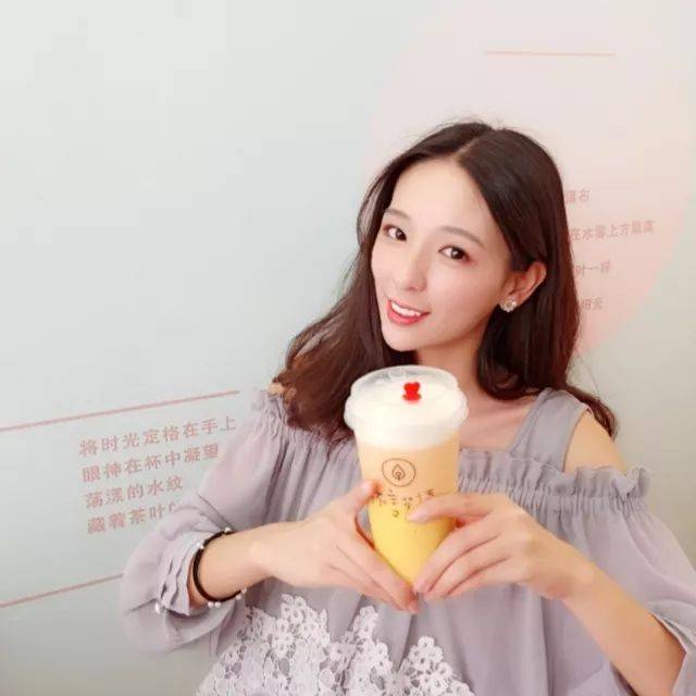 愉悦~ 这款饮品 给这个夏天送来一阵清爽薄荷风 仿佛偶像剧里的茶 喝