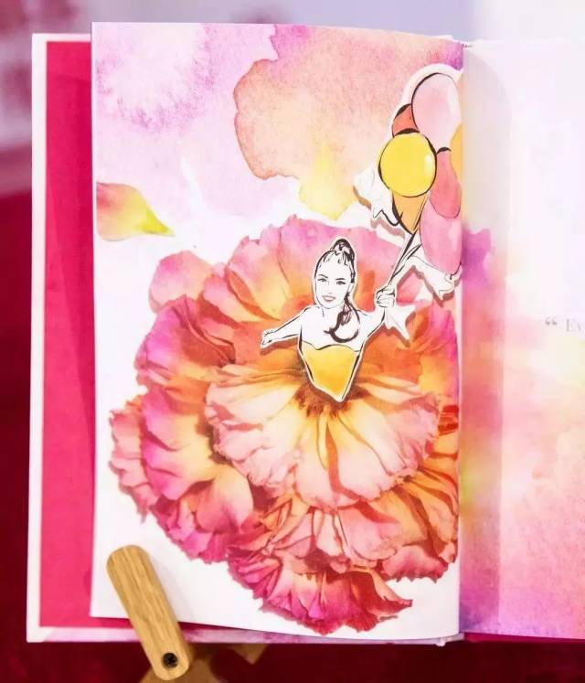 再用水彩晕染人物上半身 下半身裙子用花瓣装饰 grace ciao 笔下的