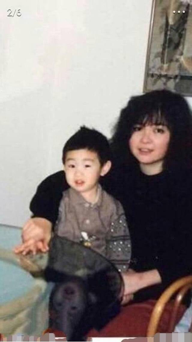 刘宪华小时候拍照表情异常丰富,而童年的章泽天可能没
