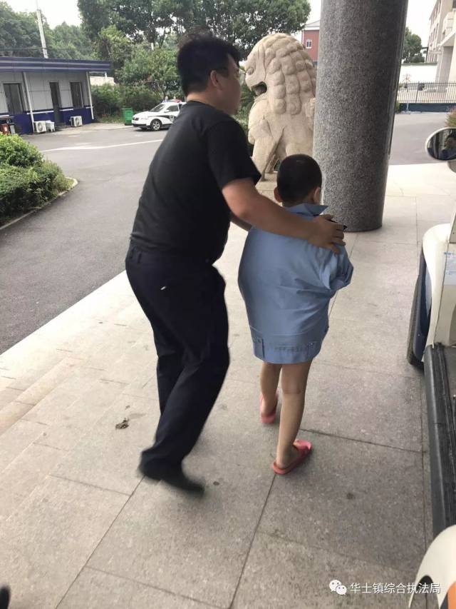 华士一小男孩全身赤裸站在马路上!幸亏他们及时出手相助