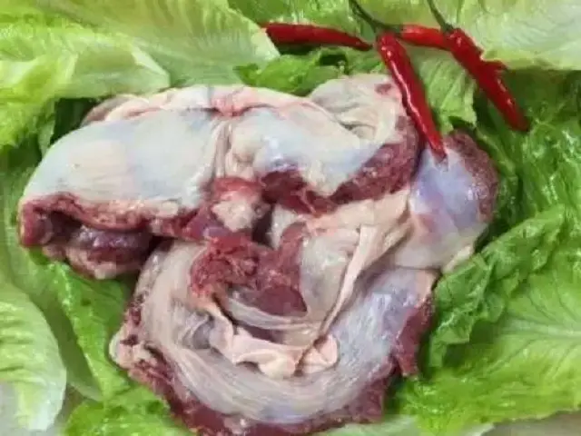 3.隔山肉煮好后用清水冲洗去浮沫,切小殚.