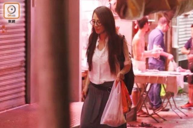 《夜蒲》女星疑遭警员抄牌爆调情对话,JC晒“警钟胸”生完都