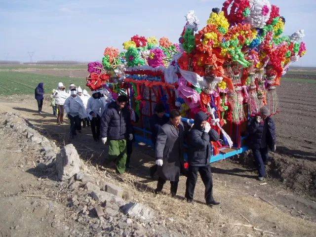 如今随着人口增长,土地资源越来越稀缺,为了减少未来 "死人与活人争