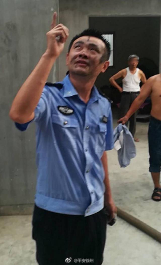 满脸乌黑,衣服湿透:这是一张民警的照片!