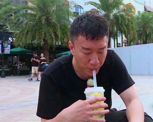 同样穿人偶服,比较郑恺和孙红雷的头发,《极限挑战》尴不尴尬?