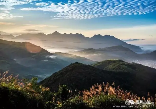 鲜活的太阳跃出"海"面,阳光普照大地.这便是此处的又一绝景——日出.