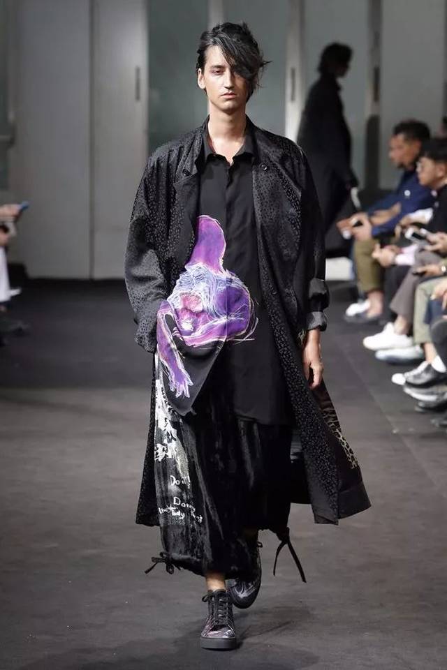 日本设计师品牌 yohji yamamoto(山本耀司)于巴黎男装周发布2019春夏
