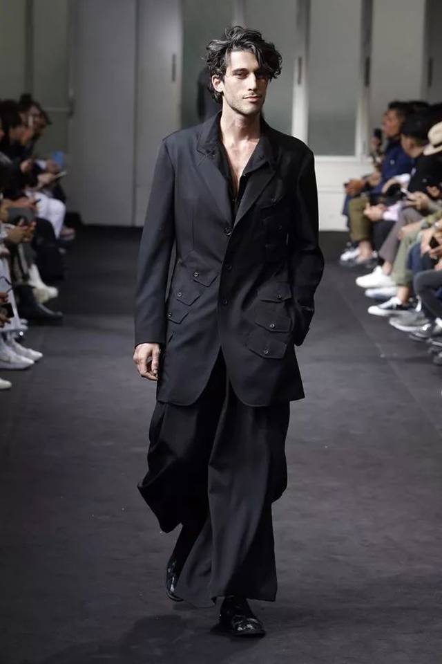 日本设计师品牌 yohji yamamoto(山本耀司)于巴黎男装周发布2019春夏