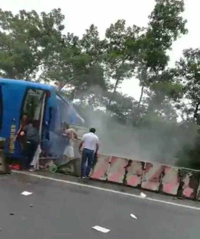 广昆高速肇庆路段一大巴翻车,现场凌乱.