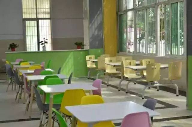 九江学院主校区有七个食堂外加一个小吃城(山上有一,二食堂;山下有三