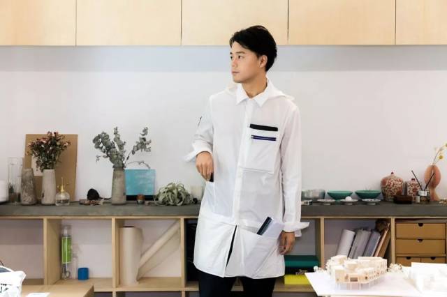 刷爆建筑圈的男神青山周平,这次又和建筑师好基友跨界设计了一款潮服