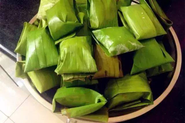 台阶是大四棱长条石 屋外地面铺红色火砖有完整的排水道 武鸣人食不