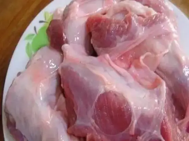 隔山肉是猪身上一头连着猪肝一头连着猪肺的长条瘦肉,外表裹着一层