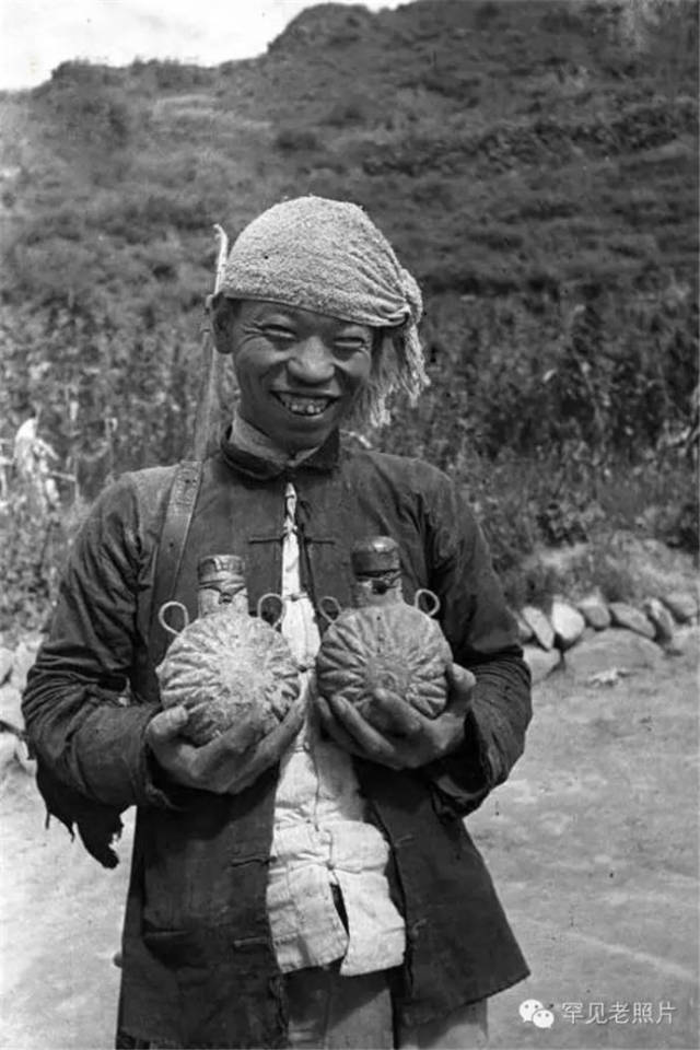 1944年,晋绥边区,一位八路军民兵队员手抱做好的地雷
