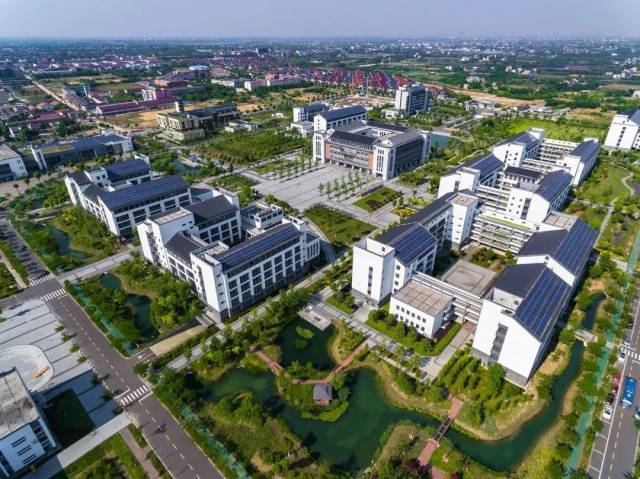 我是常州市殷村职教园区最大的一所高职院校, 占地面积810余亩,建筑