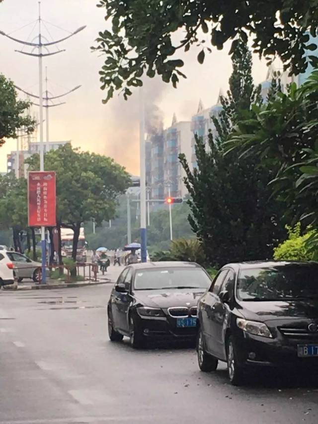 一户人家发生了火灾靠近凤深大道这一侧在凤岗雁田村怡安工业城昨日