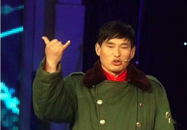 很傻很天真!大衣哥走红遭村民不服,村民搬音箱家门口挑战!