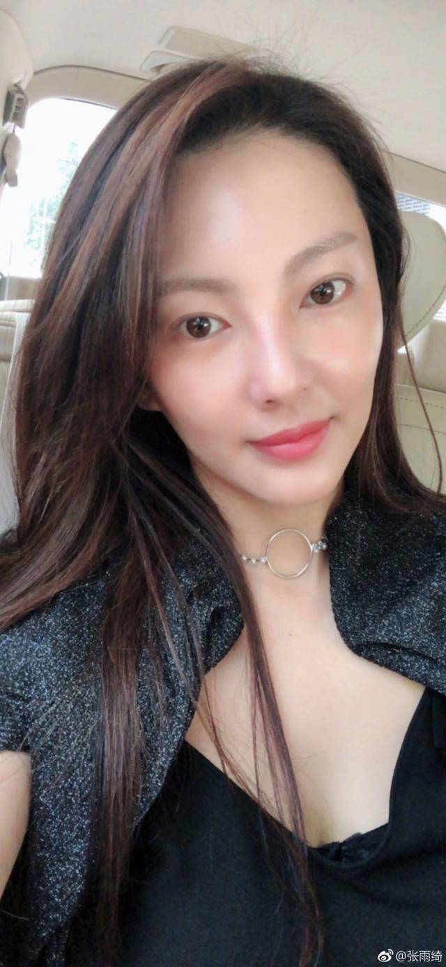 张雨绮素颜晒自拍,胸前事业线傲人,瘦下来果真变成美人了_手机搜狐网