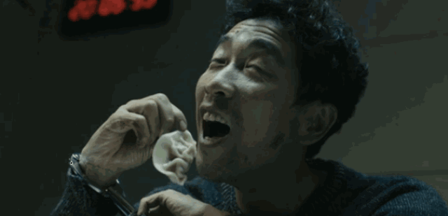 每一个抬头纹都是戏,堪称表情包式的演技.