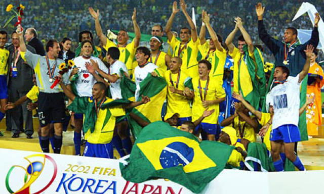 年韩日世界杯:巴西2-0胜德国夺得世界杯冠