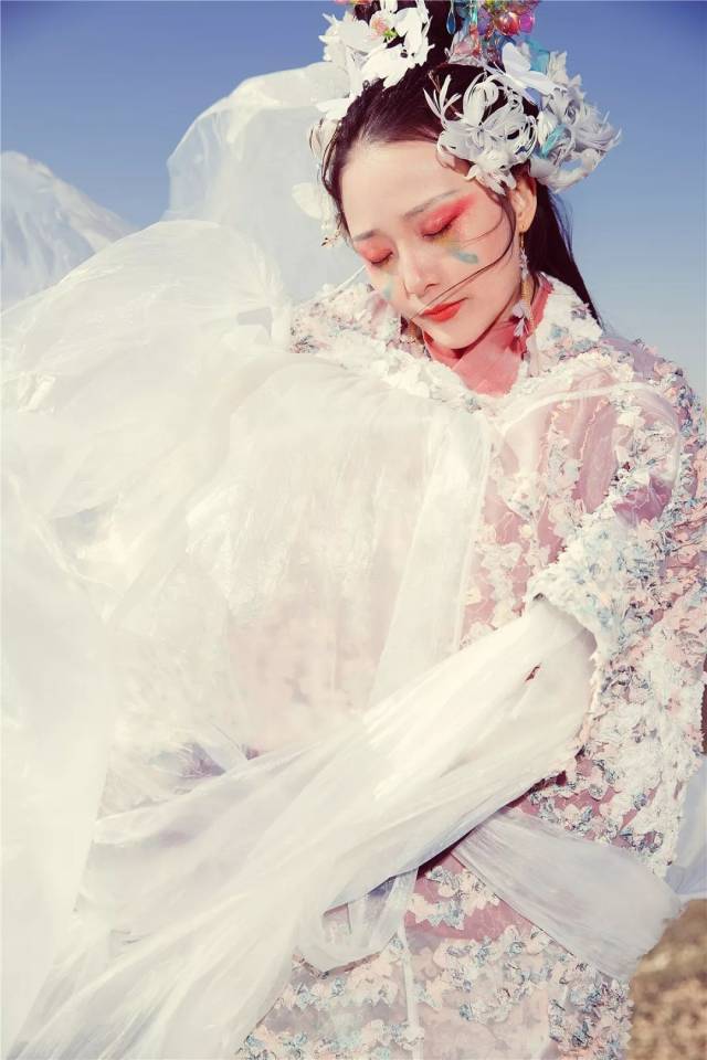 这个90后妹子拍出中国最妖艳的百鬼,复活了山海经,还吸引了110万粉丝