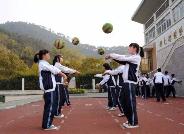 受试者在规定的测试区域内原地将球抛起,个人连续正面双手垫球,要求