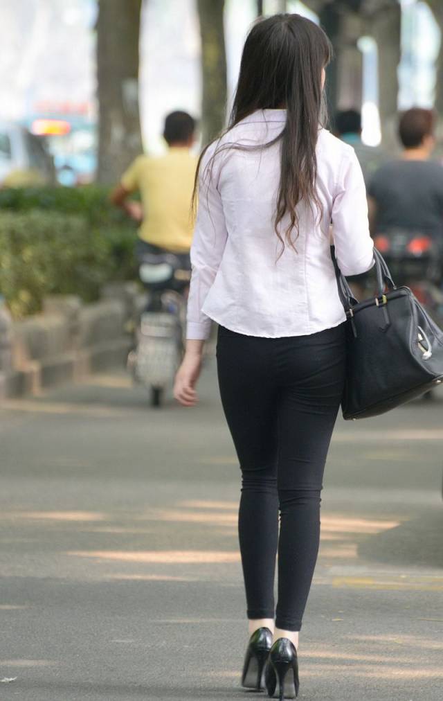 蓝月帝国街拍:大学附近街拍的紧身休闲裤美女