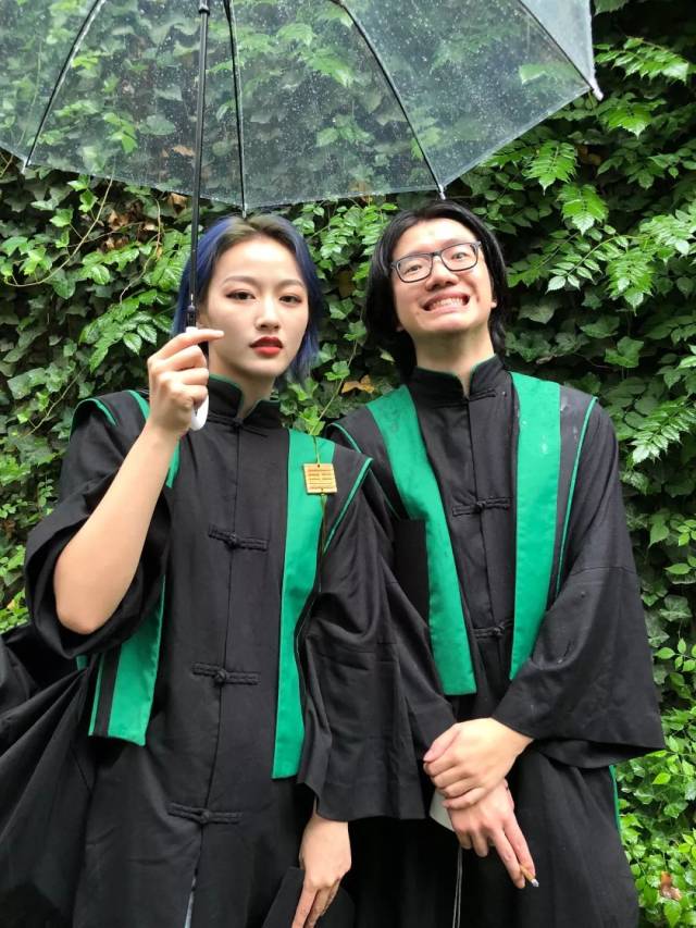 穿着最美学位服,我们从最美大学毕业了