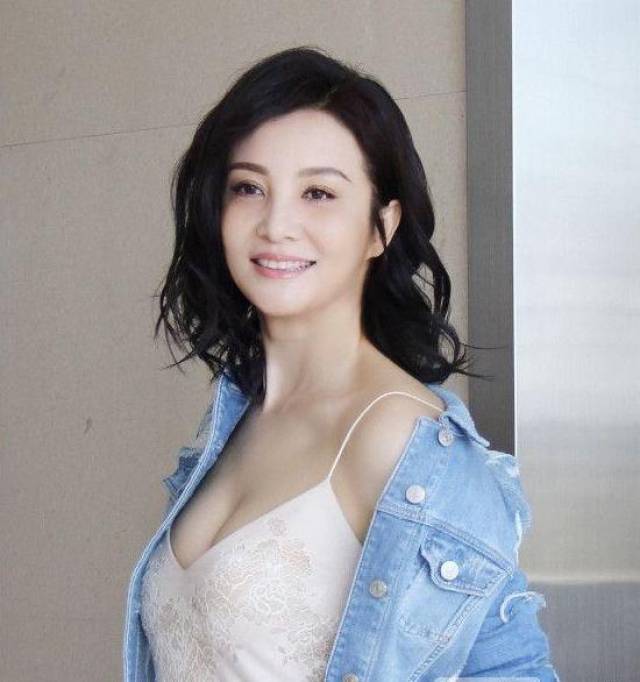 49岁大陶虹透视装亮相,气质非凡,女人味太足了