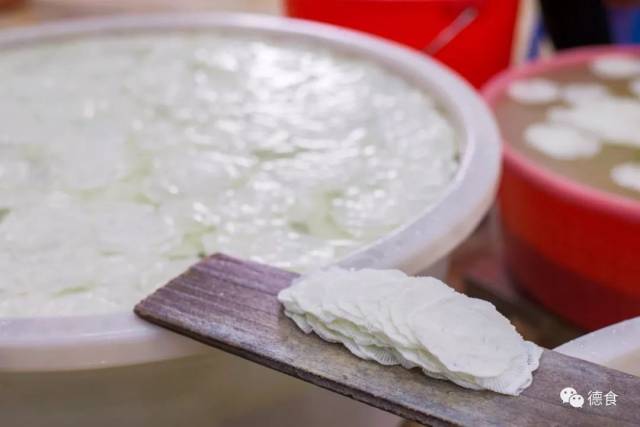 这究竟是一片怎样的牛乳,让曾想逃离的“牛乳妹”再次奋身将它做成网红