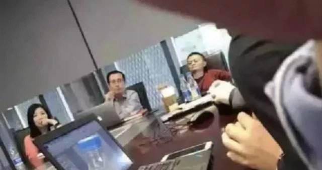 马云开会被员工抓拍流出,网友:一首凉凉唱给你听!