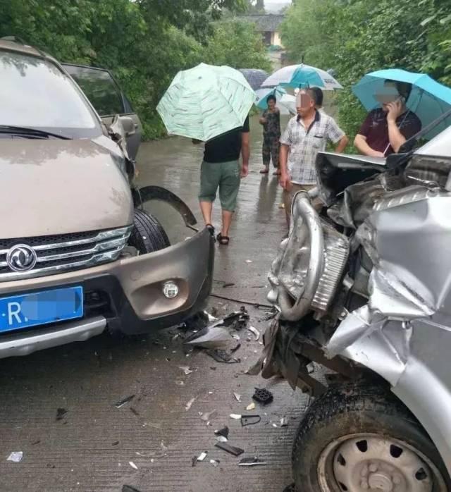 江油今天大雨,发生多起车辆相撞