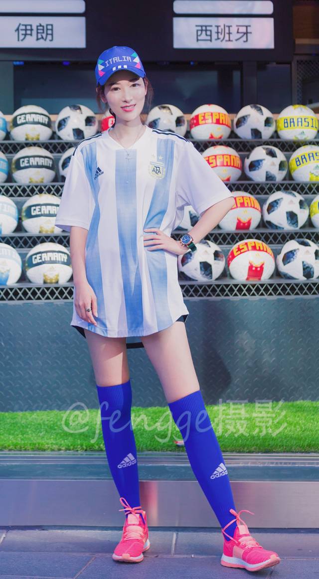 偶遇穿阿根廷球衣的足球宝贝,人美个高腿好长