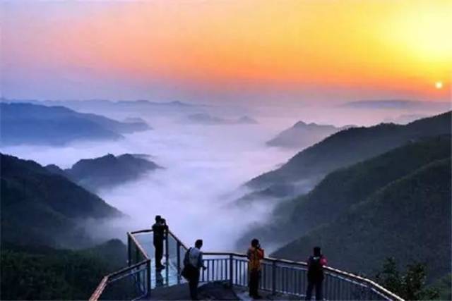 距景区:约14分钟车程 四明山白鹿观景台,在鹿亭乡的白鹿村.