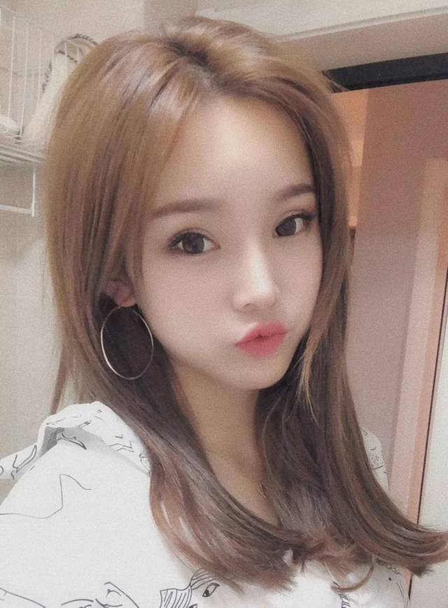 超美女主播"大头大脸萌"回归开播!