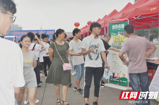 双峰县启动2018就业创业政策五进宣传月活