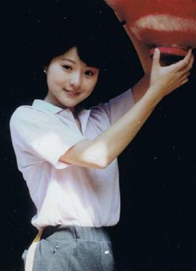 1986年李赛凤领衔主演金庸武侠剧《越女剑》,因为有舞蹈基础,她的动作