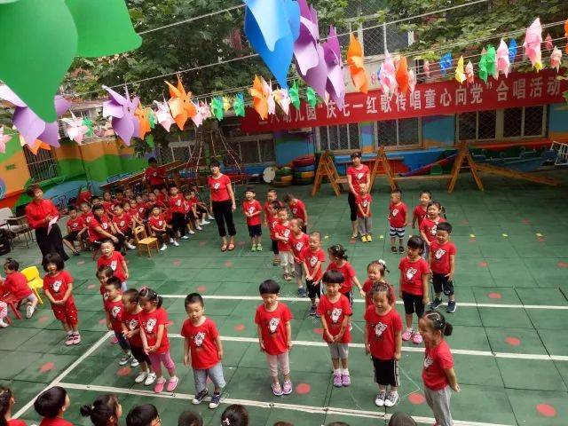 党建指导员张丽走进三八幼儿园与孩子们欢庆党的生日