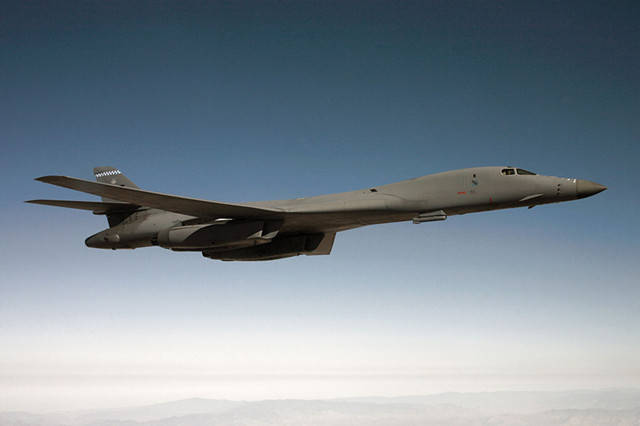 b-1b"枪骑兵"战略轰炸机是冷战时期的产物,服役已长达