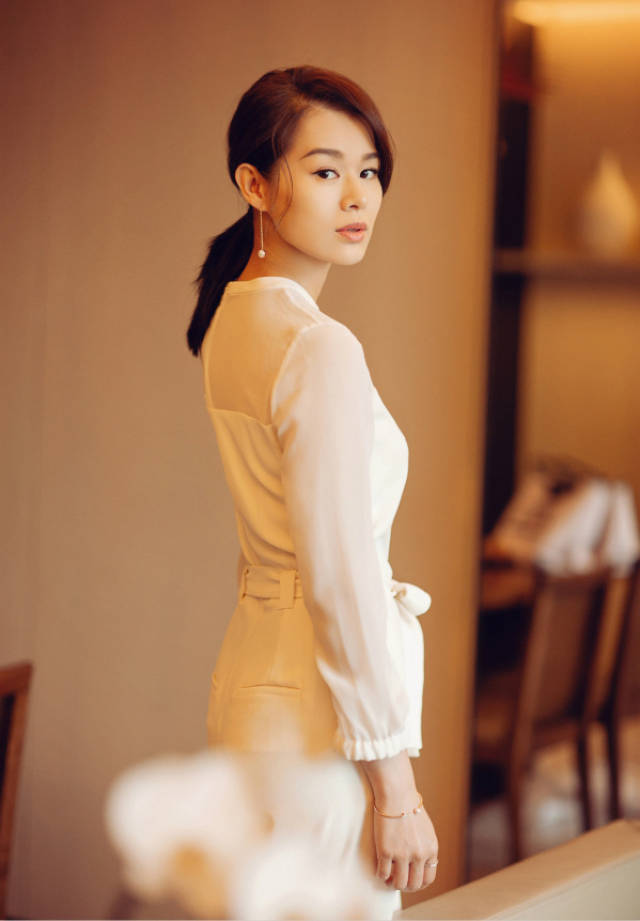 胡杏儿脱发严重留短发?胳膊上绣满金叶子,网友:真土豪