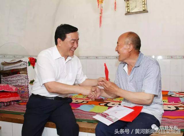 张建国在临县石白头乡指导督促脱贫攻坚讲党课慰问老党员