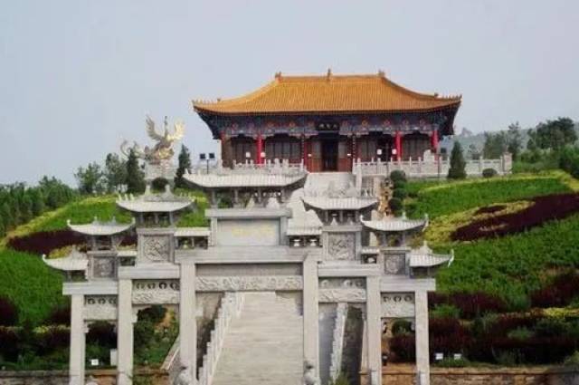 周公庙风景名胜区,风景秀丽,三面环山,惟南边与平地相接,形似簸箕,因