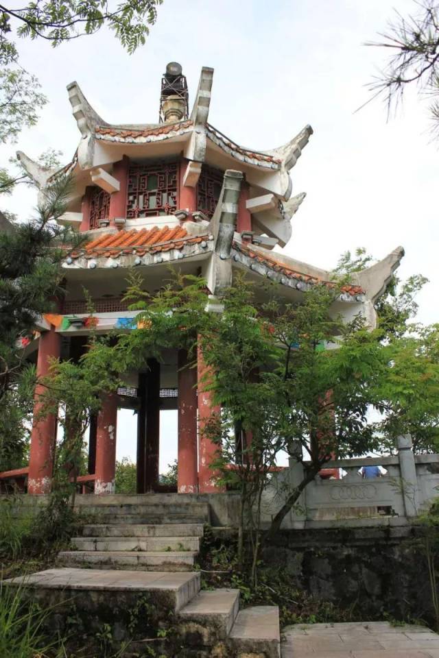 高楼鳞次栉比 烟囱林立,绿树成荫 城区 胜景亭,观峰亭 九龙亭分布四周