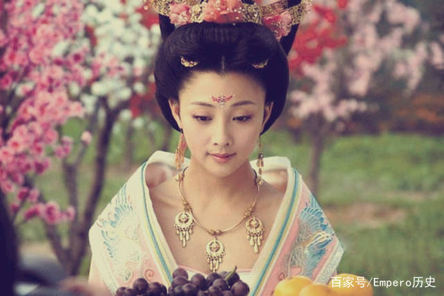 唐玄宗出一对子，描述杨贵妃身体的一物，安禄山作答，引玄宗大笑