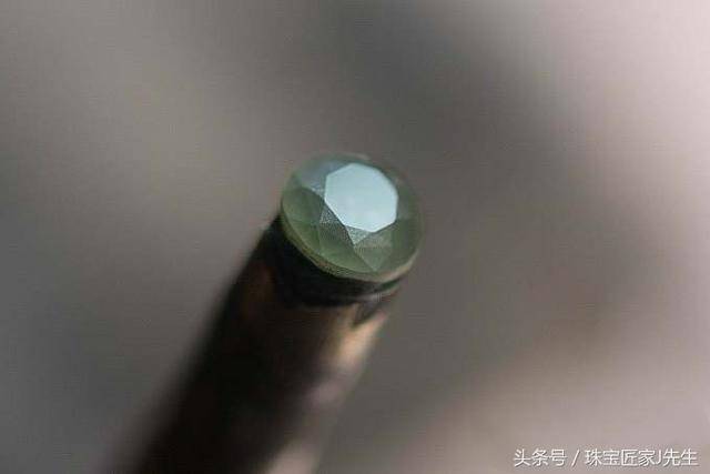 腰上刻面也完成了,从这个图上看,在还没有抛光的情况下,宝石表面看