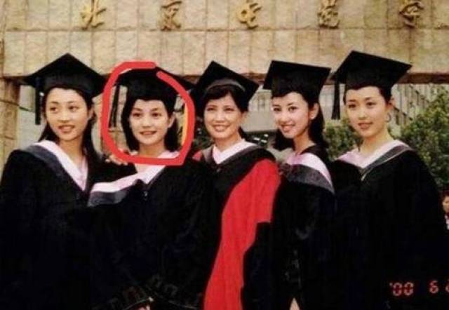 沈月毕业照素人同学比她还像明星,大学时期的郭采洁太