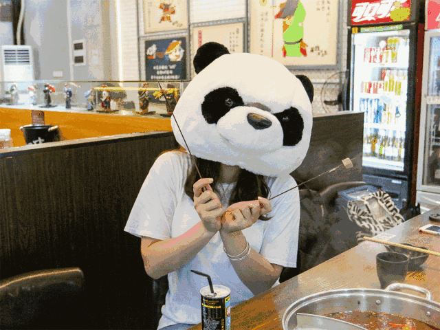 还会帮客人拍抖音短视频,呐喊助威. 当然偶尔,还有美女客串下网熊啦!