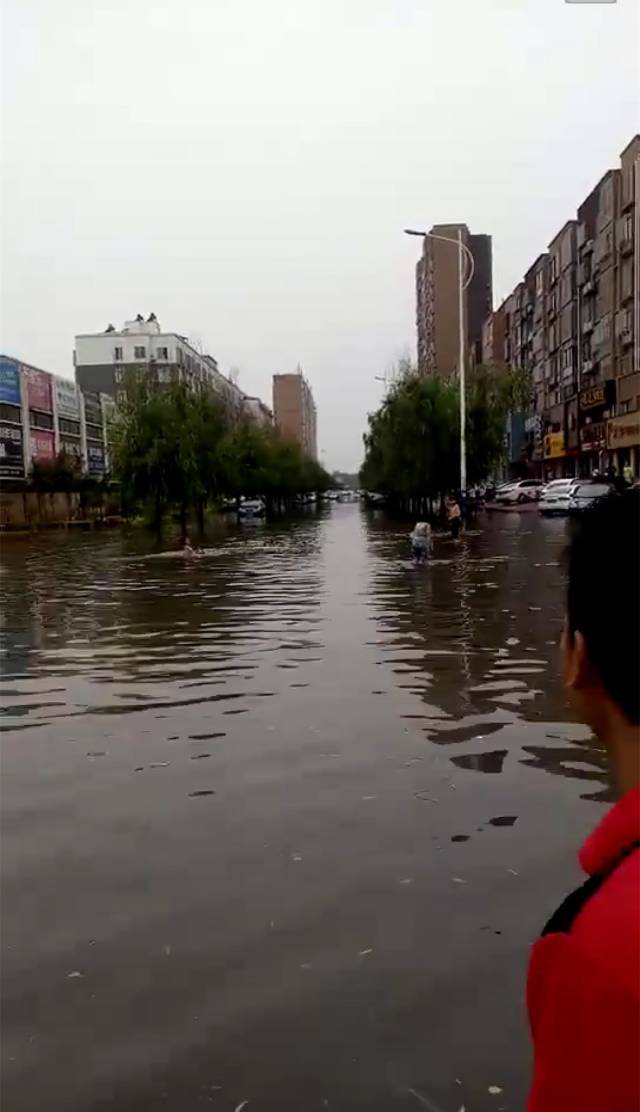 内黄今天大暴雨!水淹视频太震撼!又可以划船了.